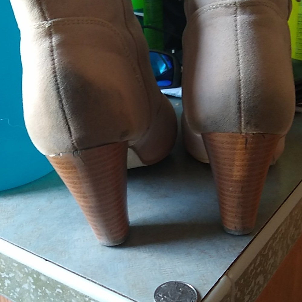 Cream color  heels - Picture 2 of 3